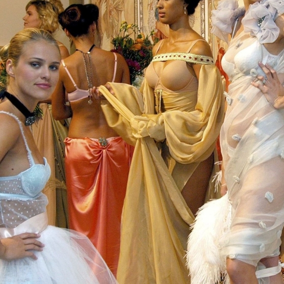 👙 Victoria’s Secret Incredible BioFit Lined Demi Uplift  Sz 40 DD - Picture 9 of 16